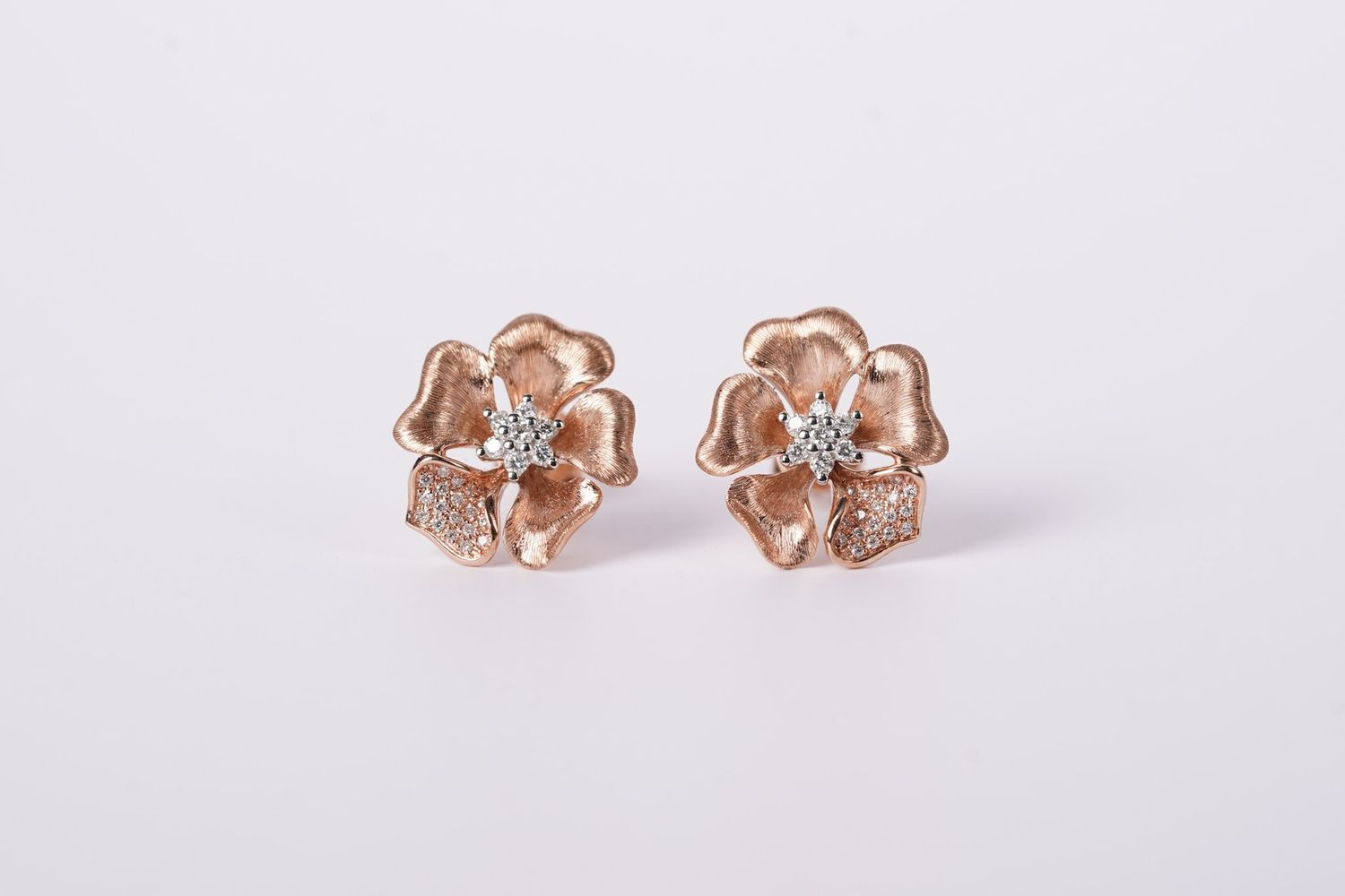 NTB-14KR 2.45g .18ctw Diamond Flower Stud Earrings