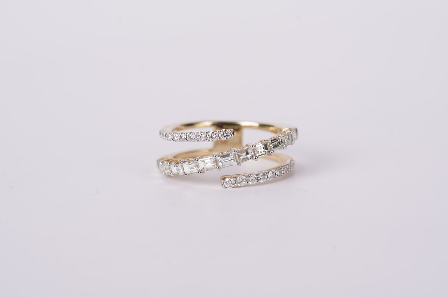 RRI-14KY 4.3g 1.21ctw Baguette &amp; Round Diamond Fashion Ring (size 7.5)