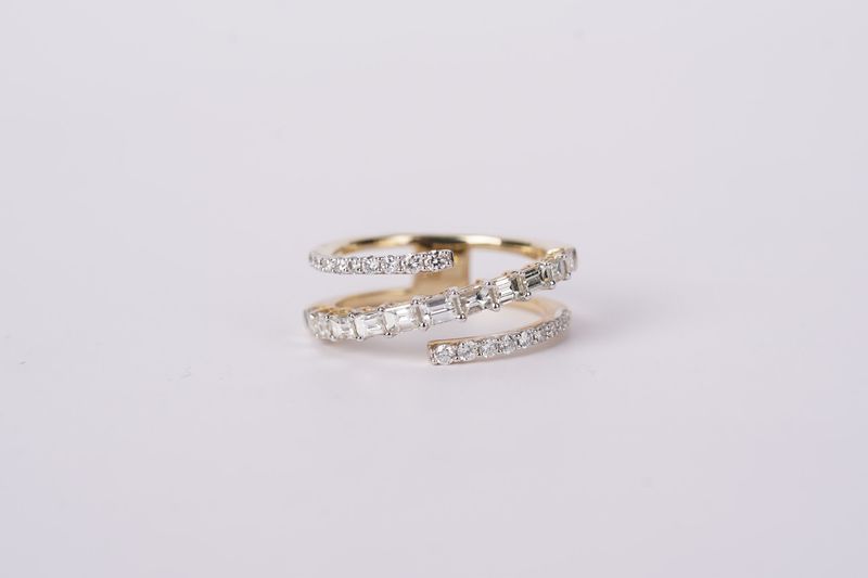 RRI-14KY 4.3g 1.21ctw Baguette &amp; Round Diamond Fashion Ring (size 7.5)