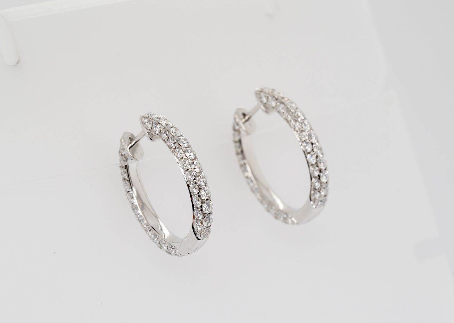 DVNT-18KW 5.9g 3.79ctw Diamond Inside Out Hoop Earrings