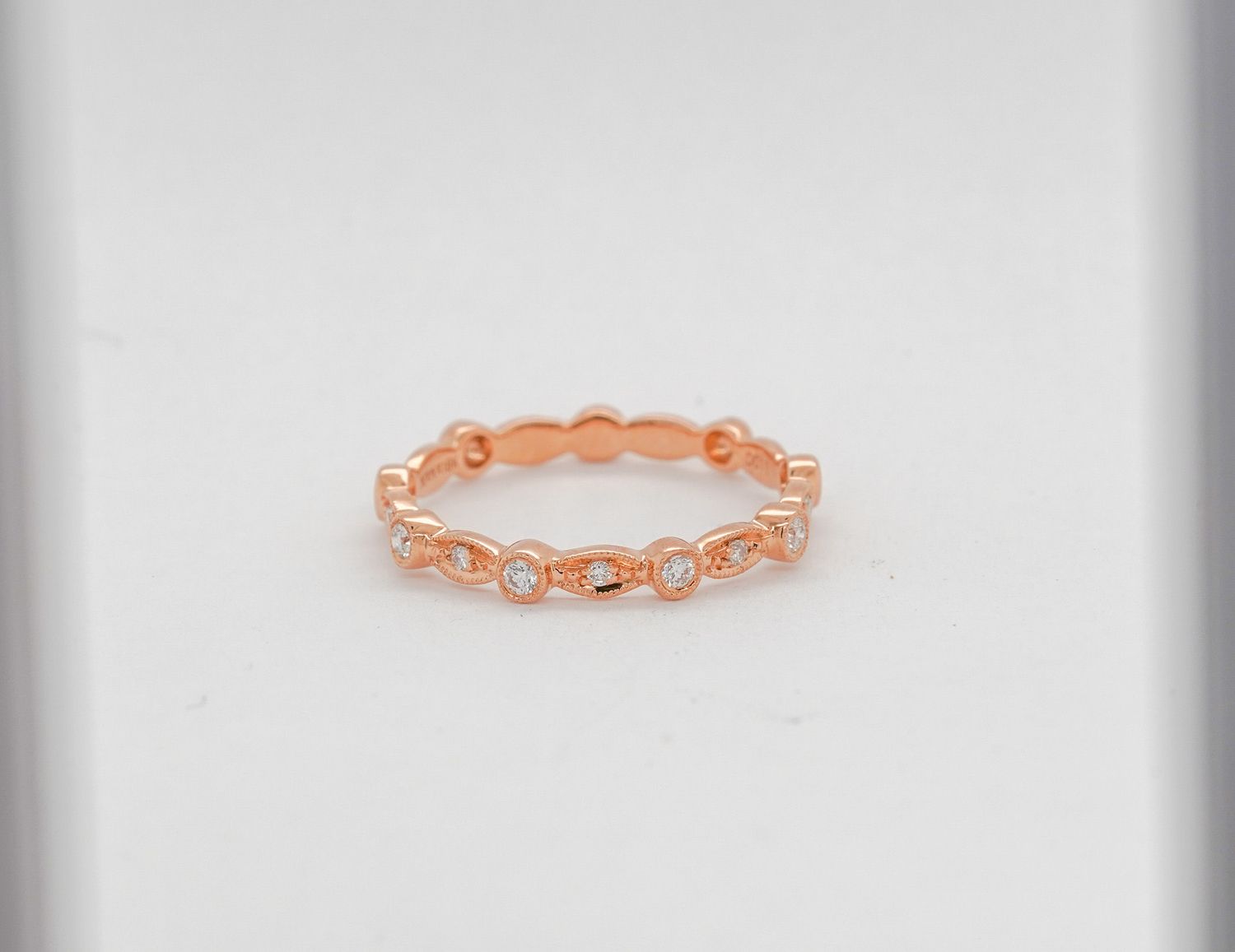NET- 18KR 1.89g .11ctw Diamond Stackable Band (size 6.5)