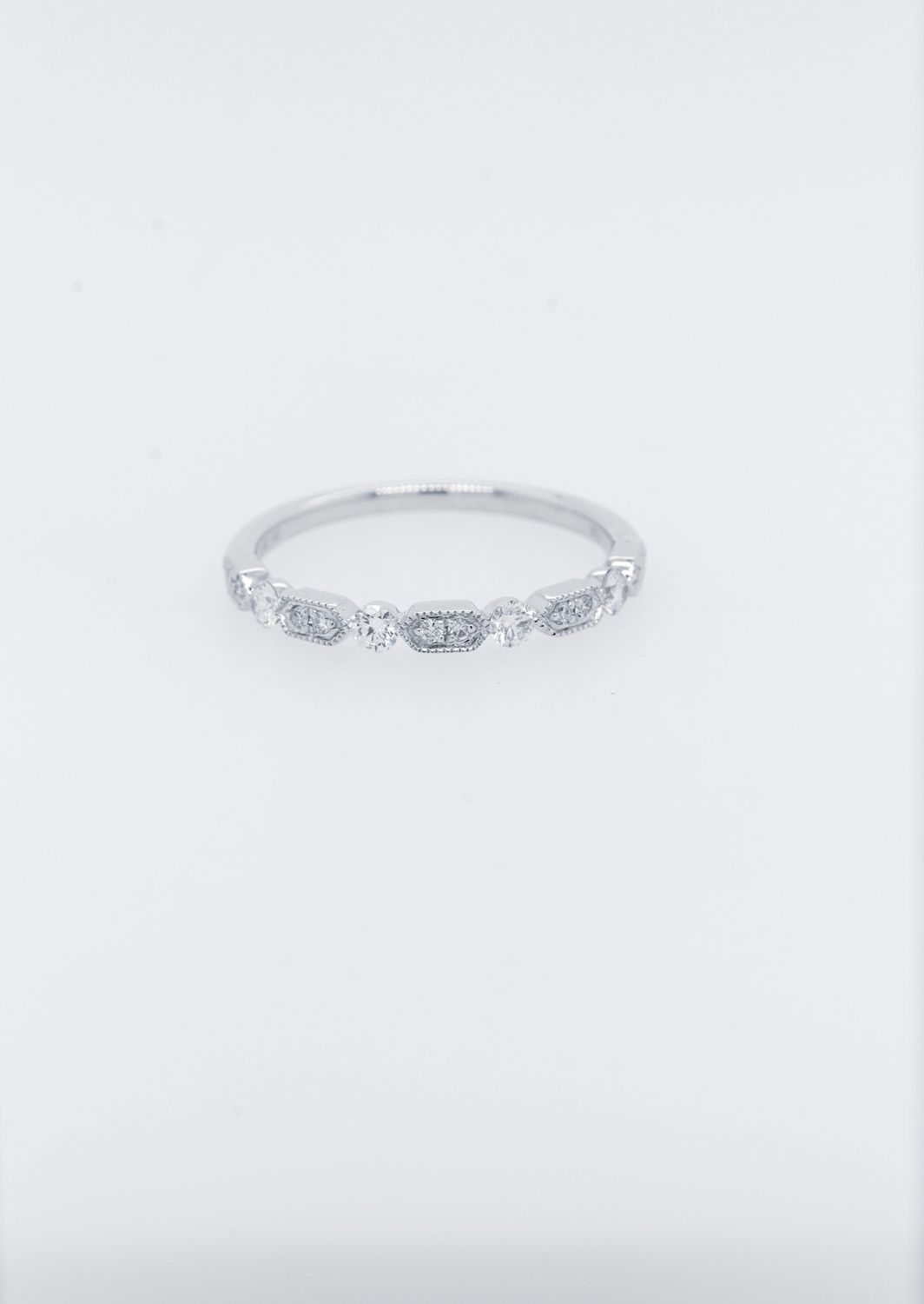 NDD 18KW 1.72g .26ctw Diamond Stackable Ring (size 6.75)