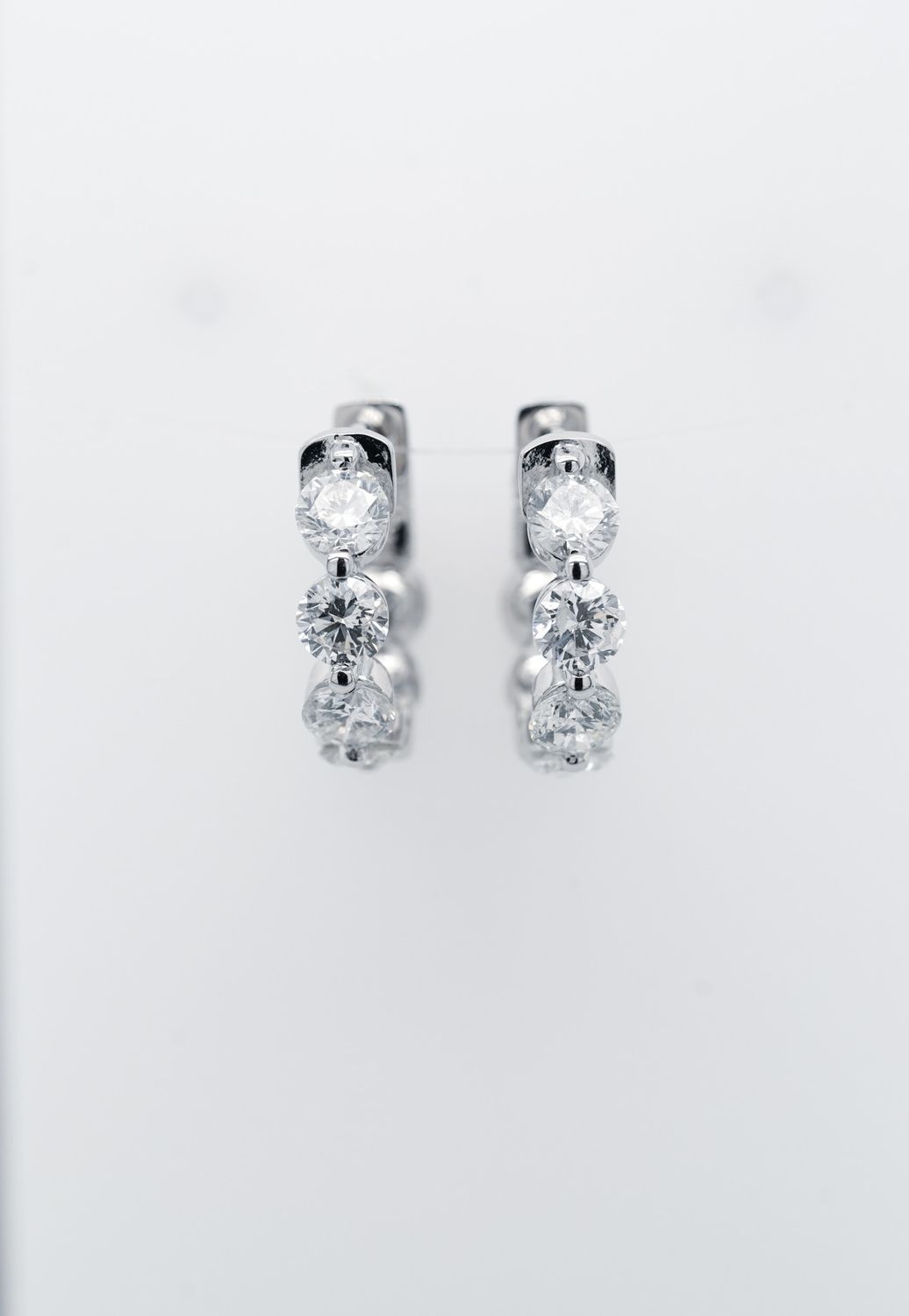 VETT- 14KW 4.70g 2.00ctw Diamond Huggie Hoop Earrings