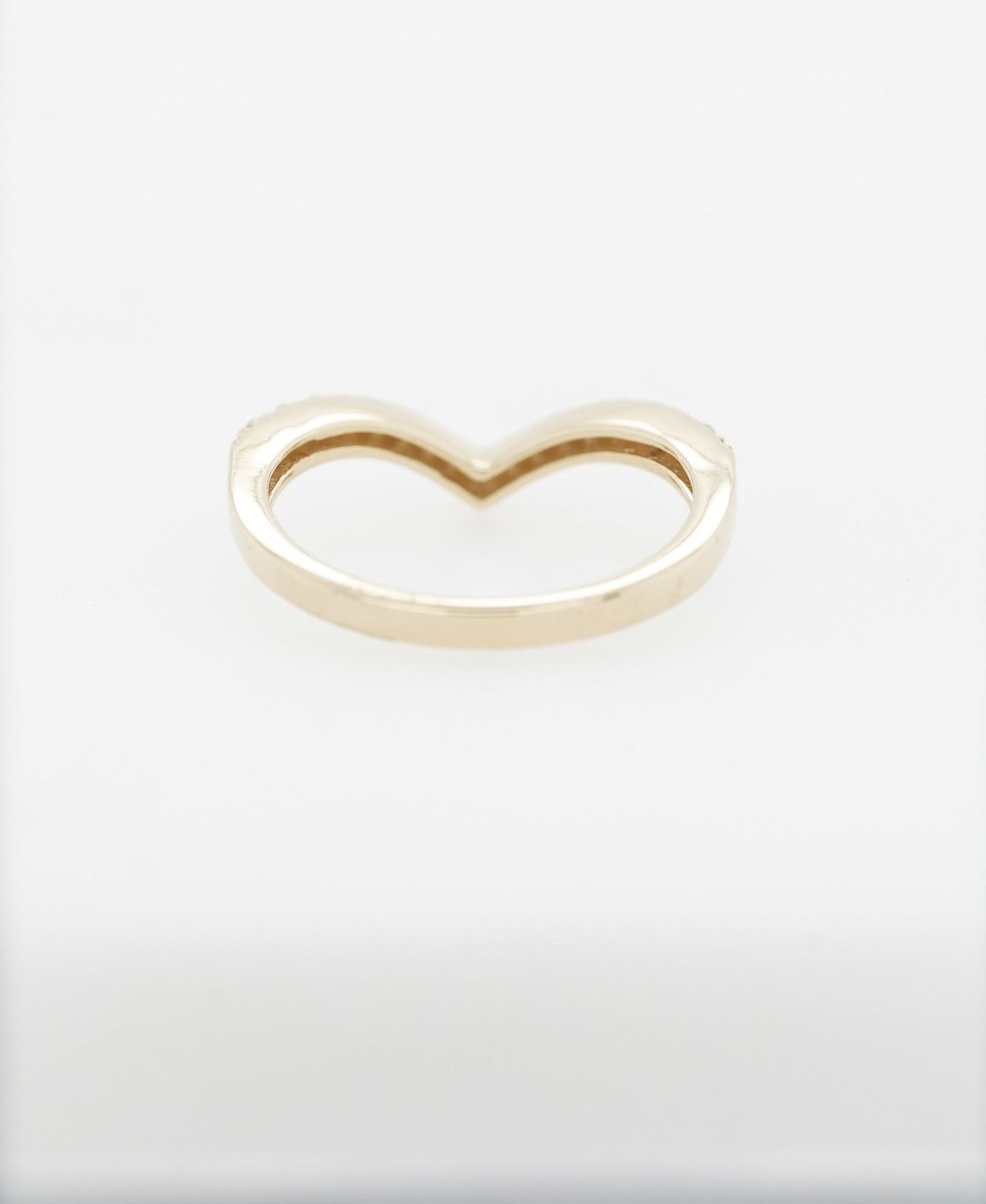 ALE- 14KY 2.3g .25ctw Diamond Stackable V-Band (size 7)