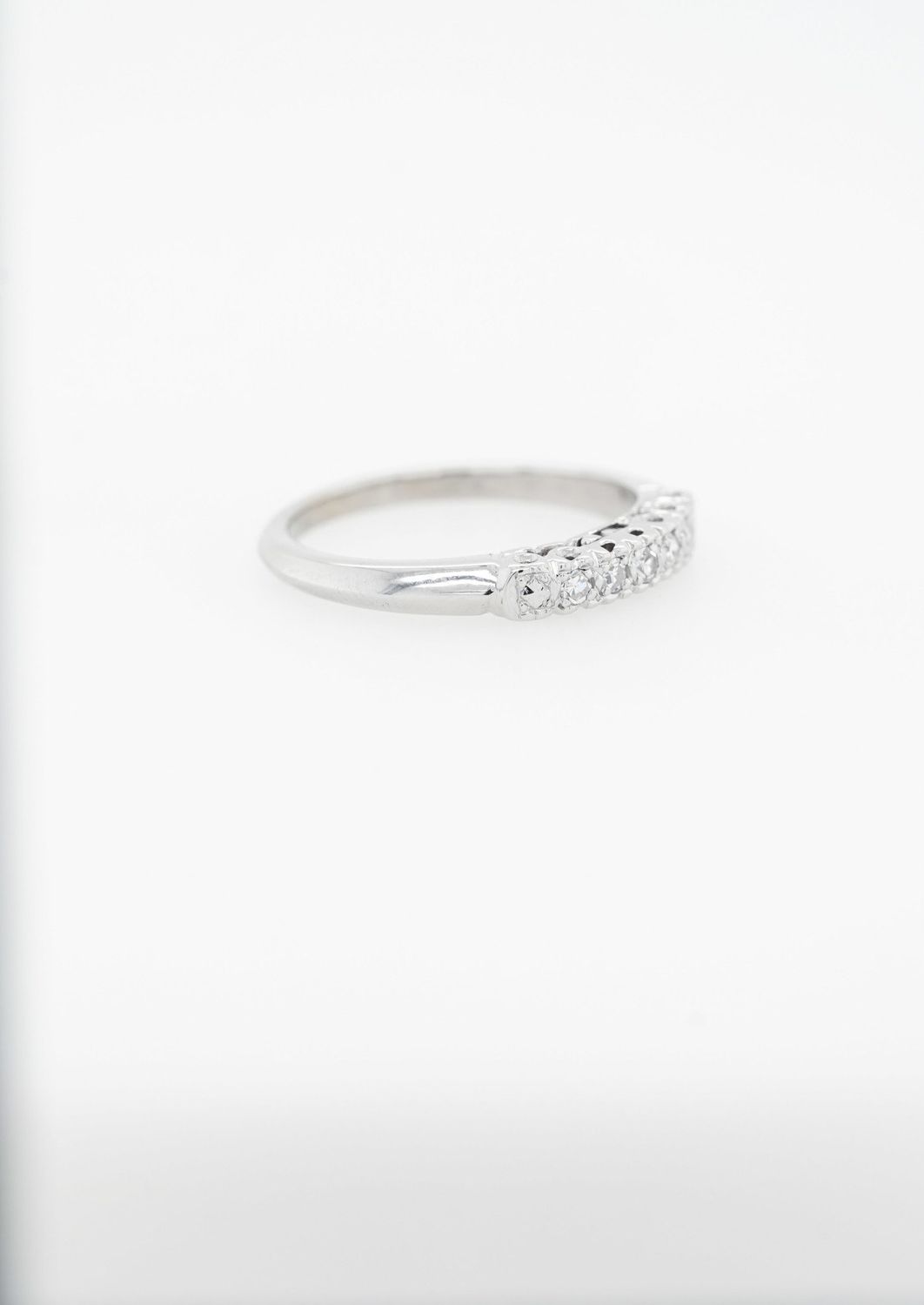 VET- 18KW 2.5g .10ctw Diamond Antique Wedding Band (size 6)