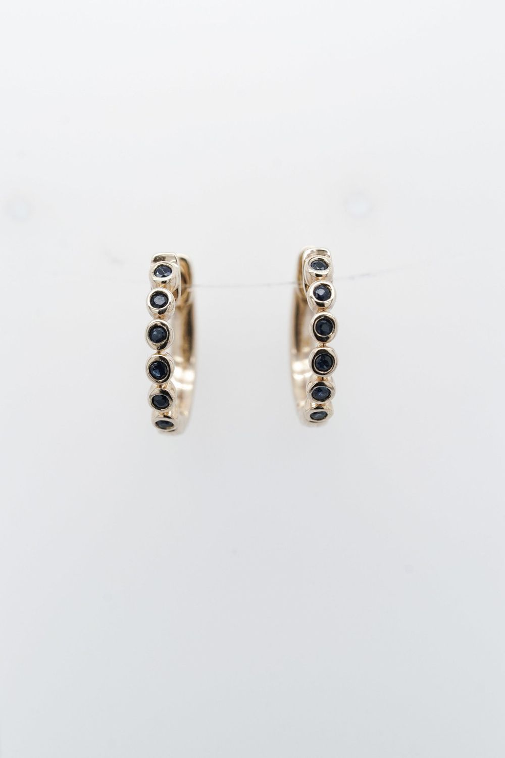 VDN- 14KY 2.20g .18ctw Sapphire Bezel Hoop Earrings