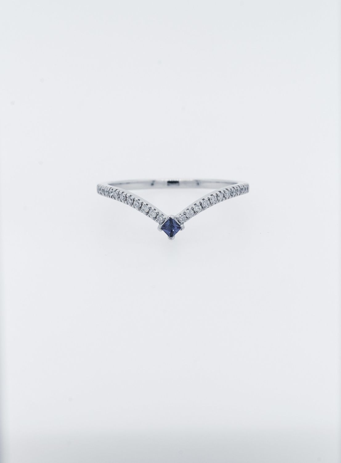 VBT- 14KW 1.46g .21ctw Diamond &amp; Sapphire Stackable V-Band (size 7)