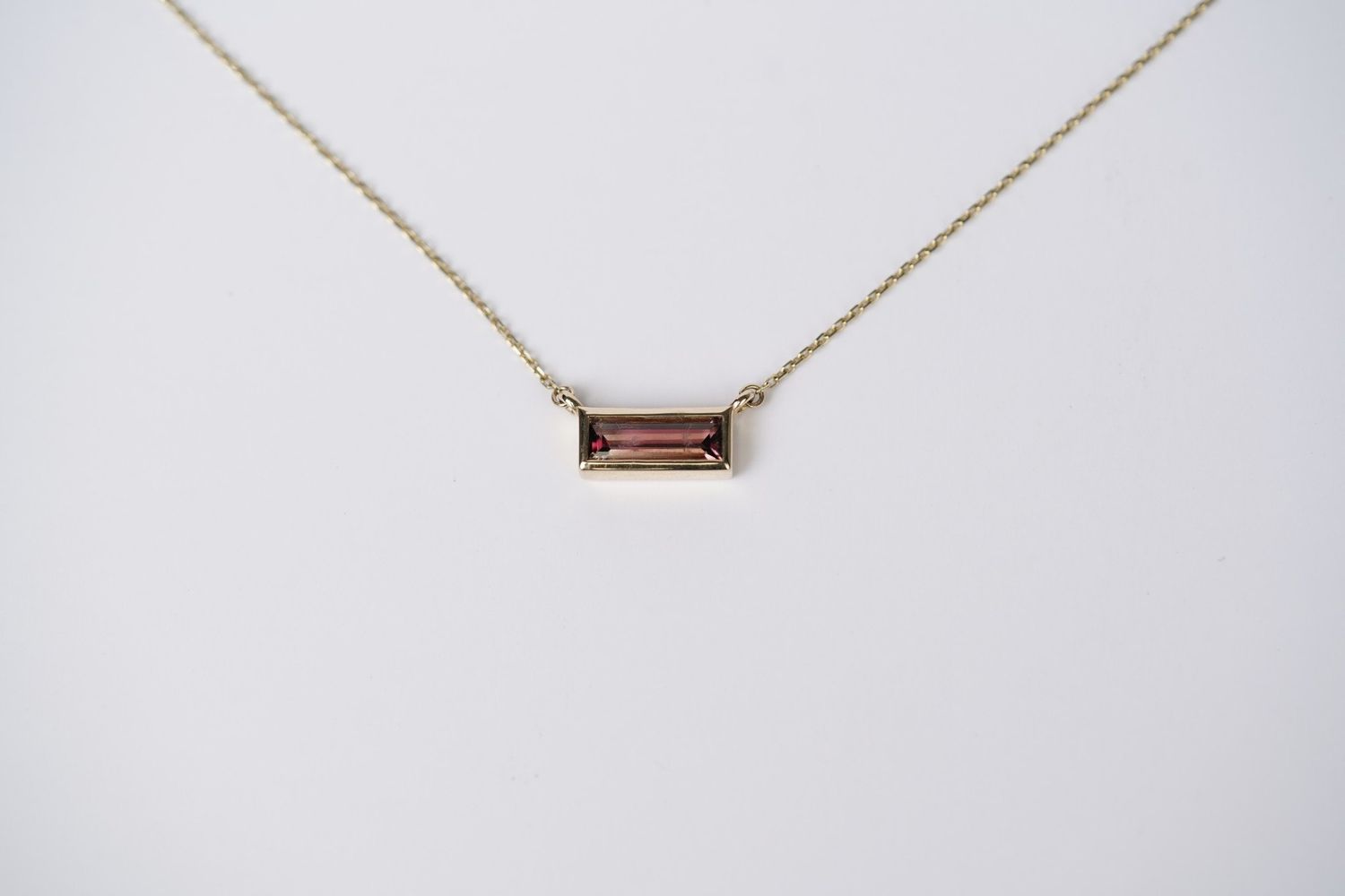 ETT- 14KY 3.75g 1.06ct Baguette Pink Tourmaline Bezel Set Pendant 18&quot;