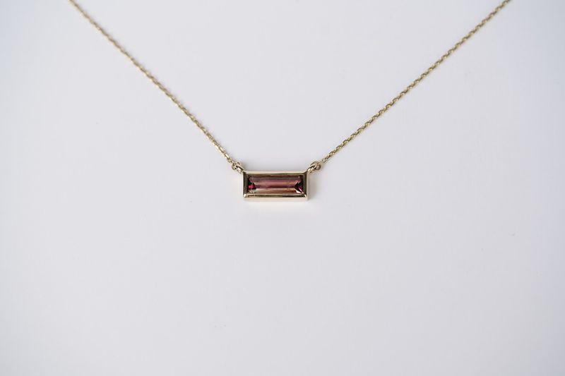 ETT- 14KY 3.75g 1.06ct Baguette Pink Tourmaline Bezel Set Pendant 18&quot;