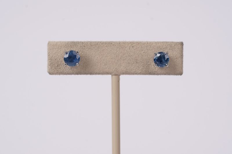 NTTX- 18KW 2.03g 1.77ctw Blue Sapphire Stud Earrings