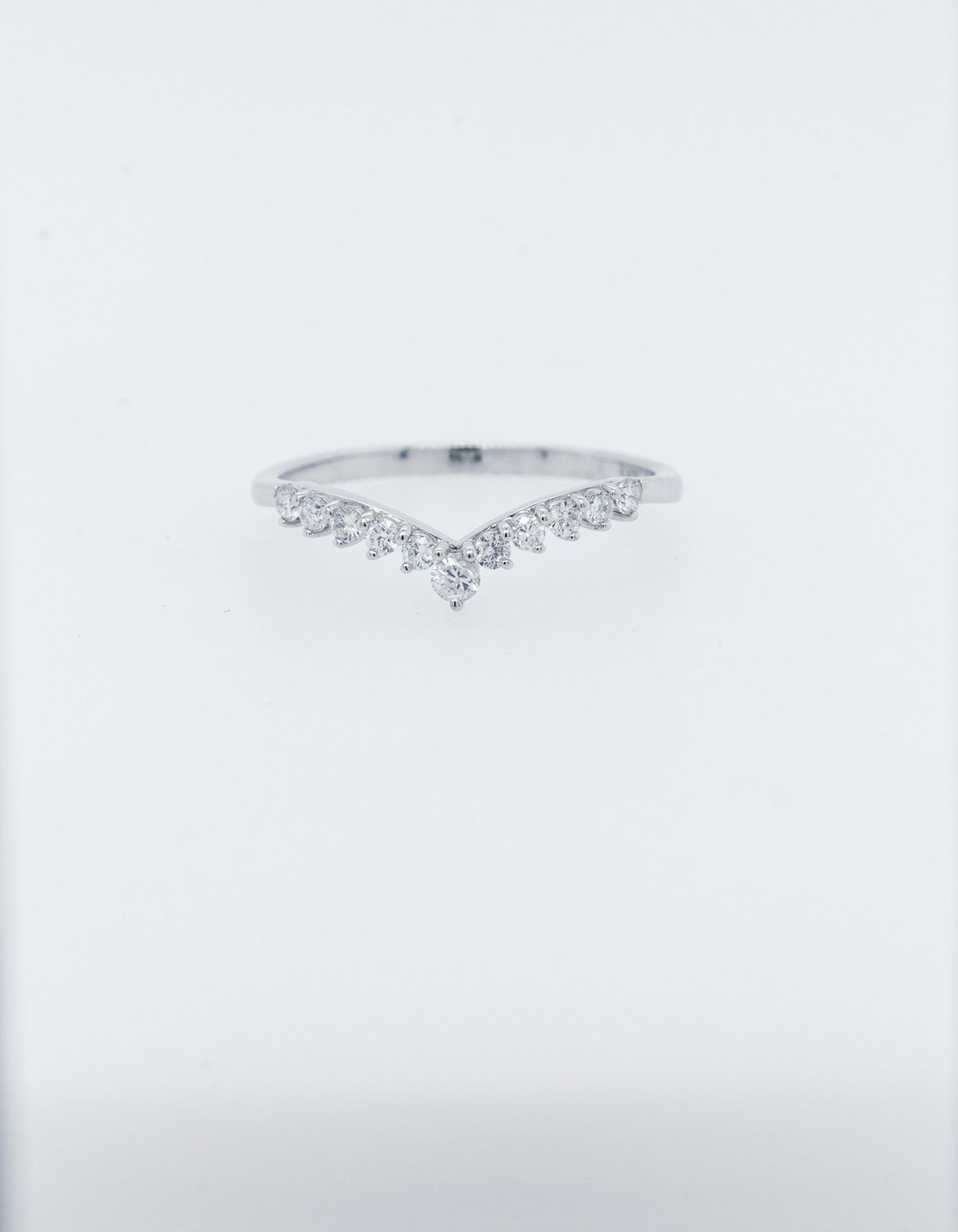 AAE- 14KW 1.38g .28ctw Diamond Stackable V-Band (size 7)