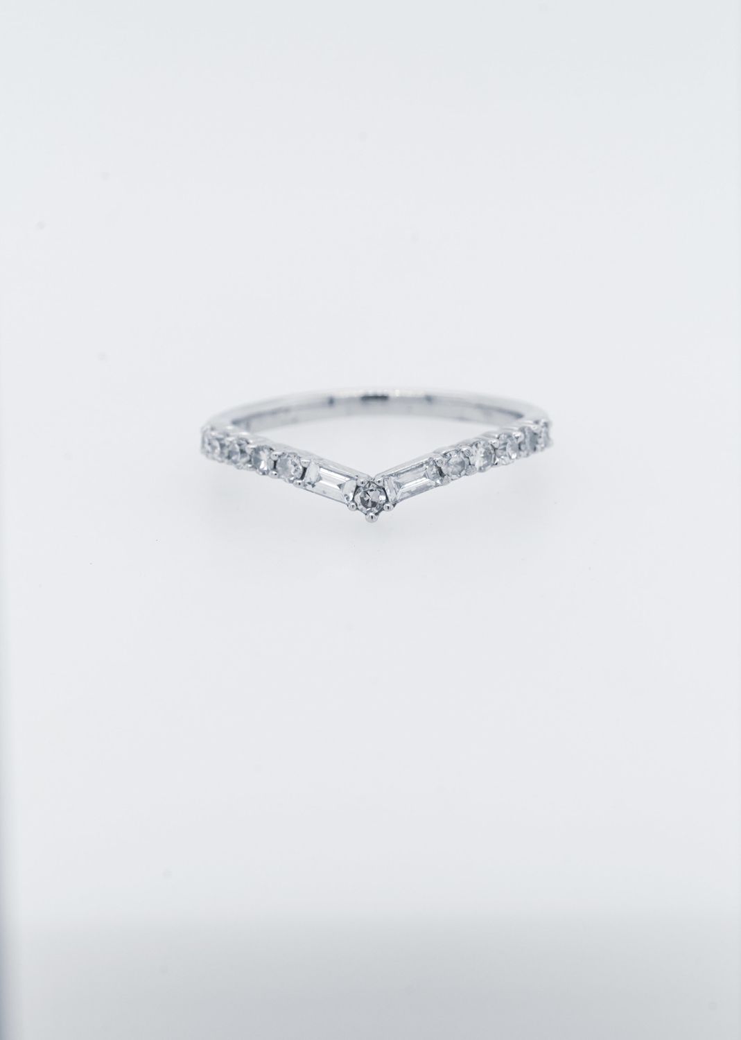 NDE- 14KW 2.08g .45ctw Diamond Stackable V-Band (size 7)