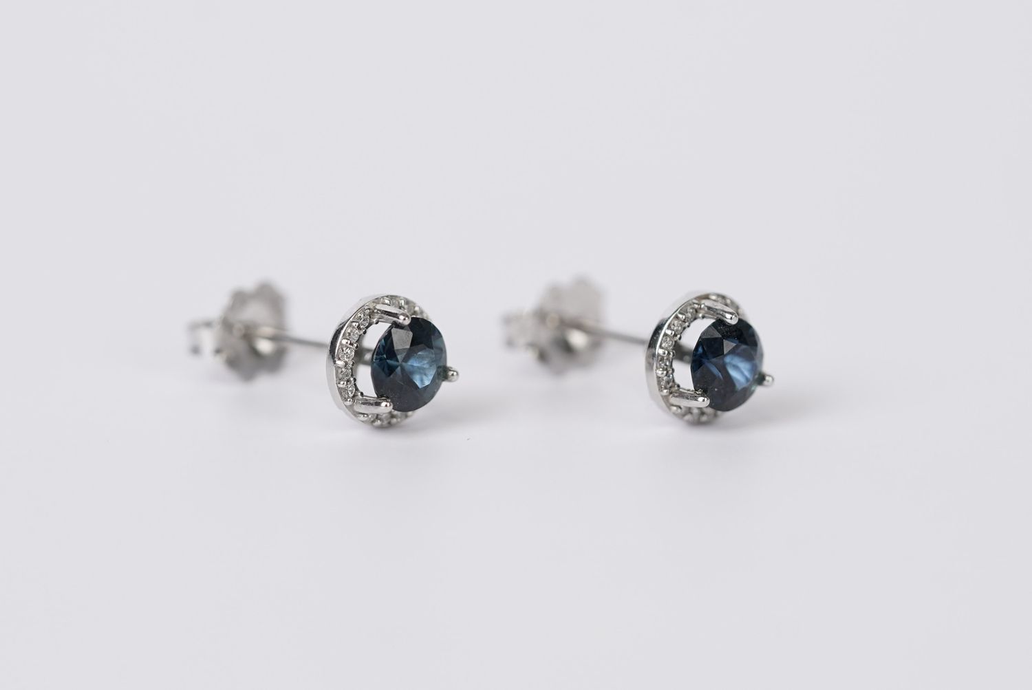 DET- 14KW 1.52g 1.30ctw (1.18ctrs) Teal Sapphire &amp; Diamond Halo Stud Earrings
