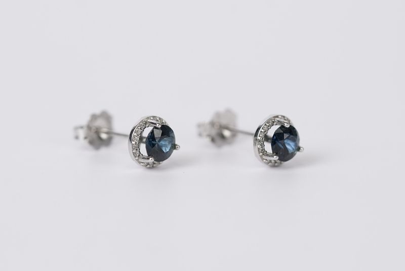 DET- 14KW 1.52g 1.30ctw (1.18ctrs) Teal Sapphire &amp; Diamond Halo Stud Earrings