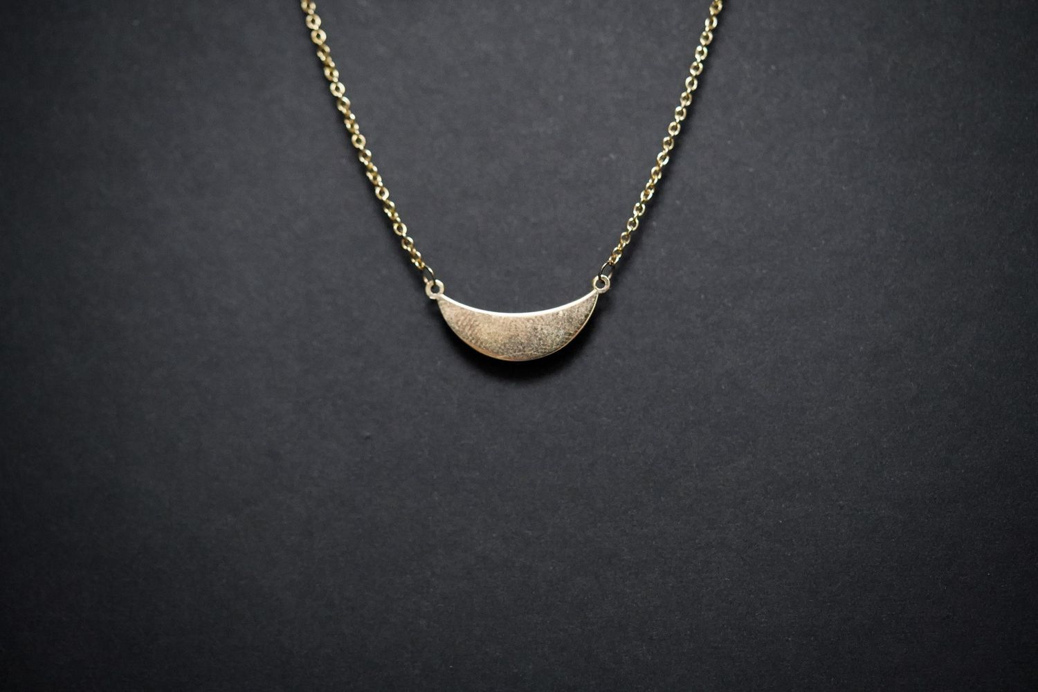 VTL- 14KY 2.05g Crescent Moon Pendant 18&quot;