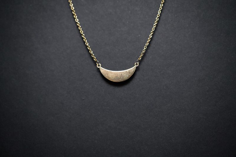 VTL- 14KY 2.05g Crescent Moon Pendant 18&quot;