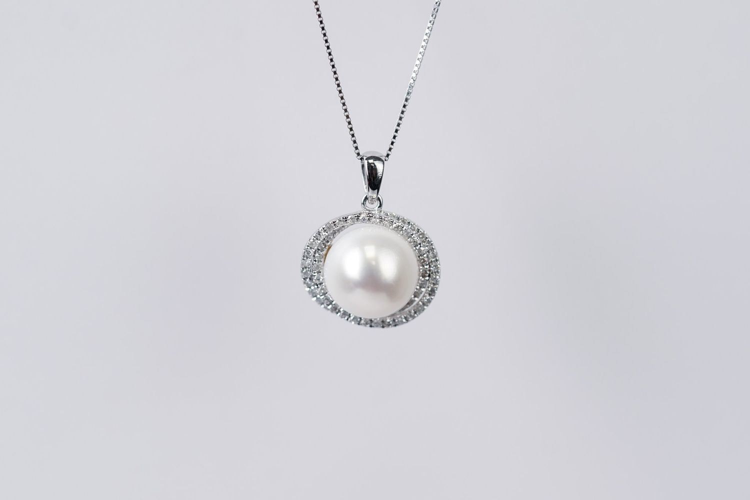 NRTX- 14KW 3.70g 10mm .28ctw Diamond &amp; Pearl Halo Pendant 16-18&quot;