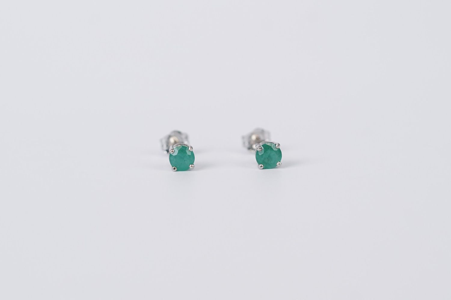 VVT- 14KW .47g .50ctw 4mm Emerald Stud Earrings