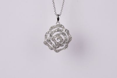 AAE- 14KW 4.22g .15ctw Diamond Flower Pendant 16-18&quot;