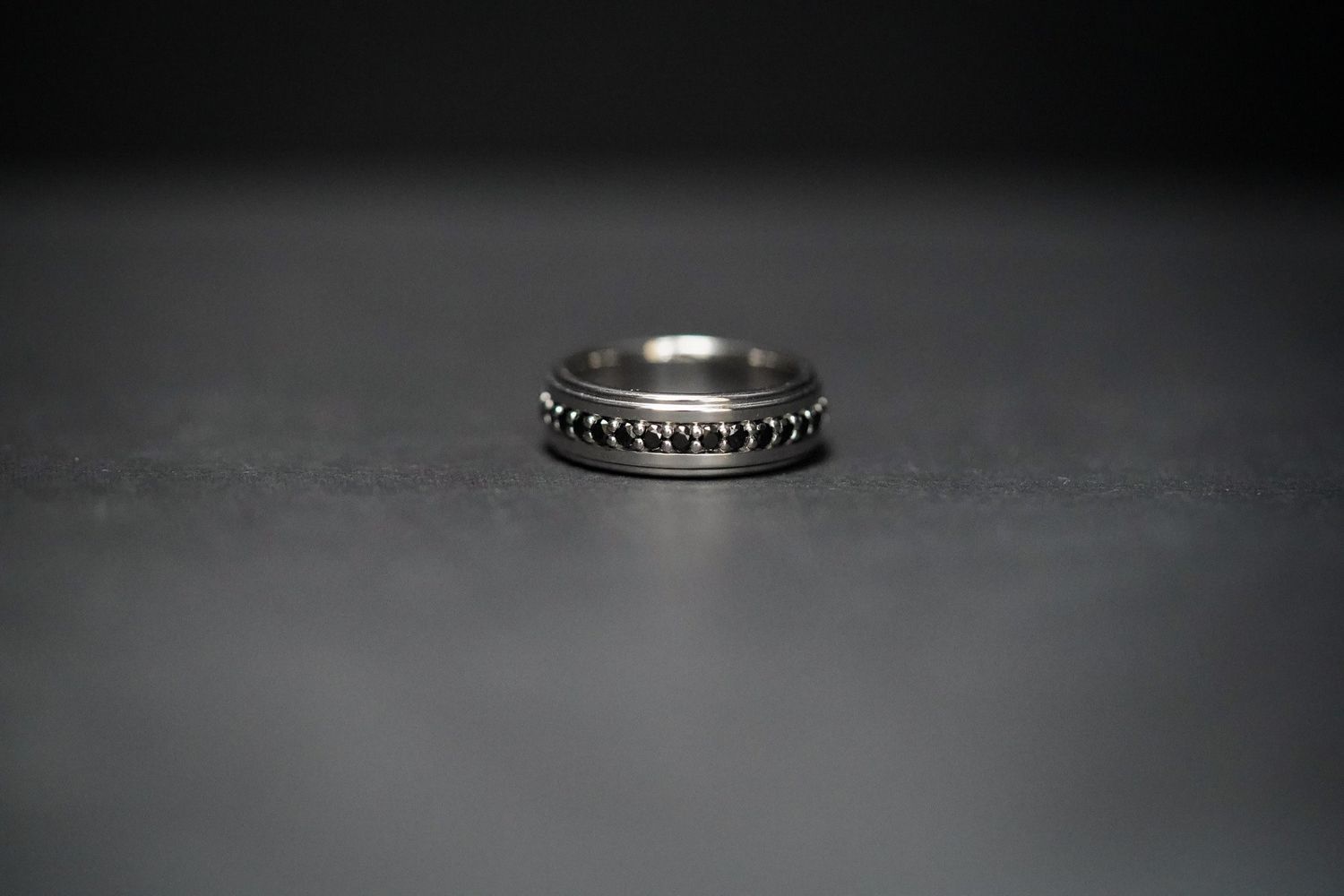 LETX- 10KW 8.25g .93ctw Black Diamond Men&#39;s Eternity Wedding Band (size 8.5)