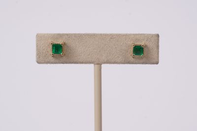 DETX- 14KY 1.42g .70ctw Emerald Stud Earrings