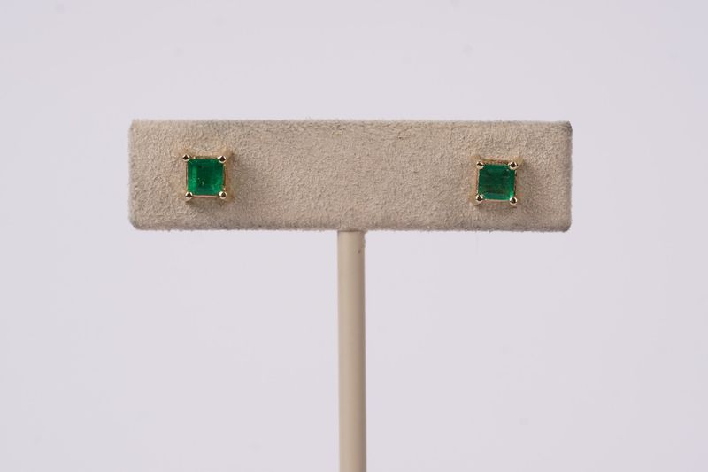 DETX- 14KY 1.42g .70ctw Emerald Stud Earrings
