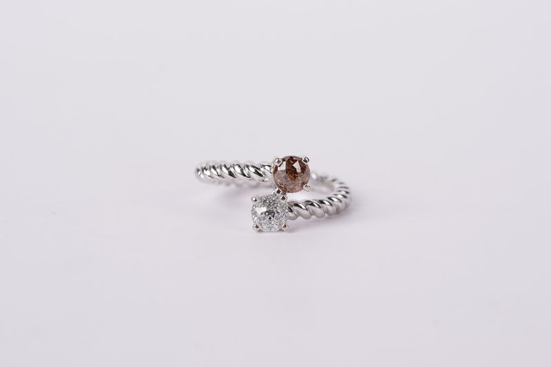 VVTT- 18KW 5.83g 1.42ctw Crown Of Light Diamond Bypass Ring (size 6)