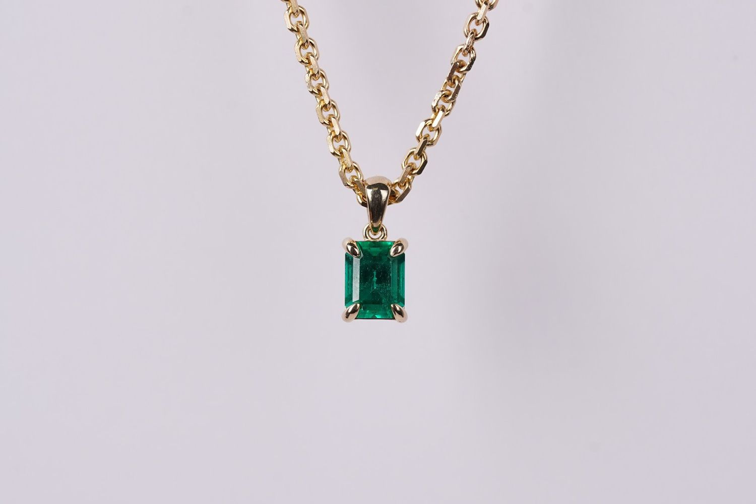 VNEE- 14KY 4.18gg 1.32ct Emerald Cut Emerald Solitaire Pendant 16-18&quot;