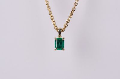 VNEE- 14KY 4.18gg 1.32ct Emerald Cut Emerald Solitaire Pendant 16-18&quot;