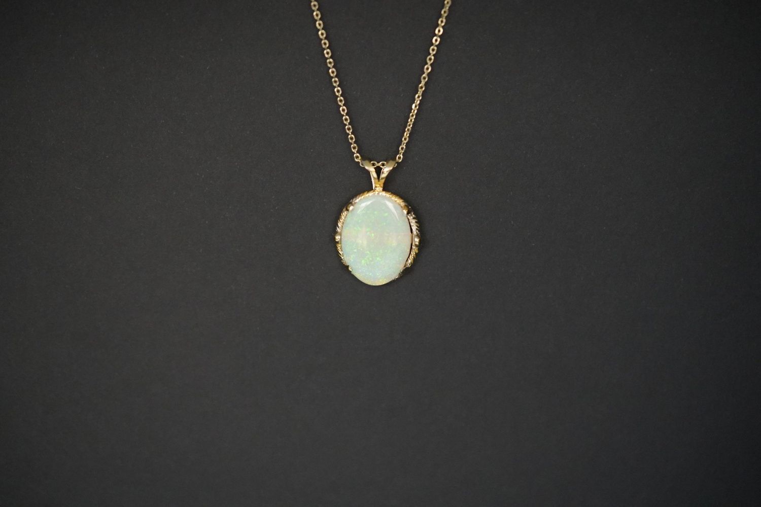 ATT- 14KY 3.84g 2.3ctw Oval Cabachon Opal Pendant 16-18&quot;
