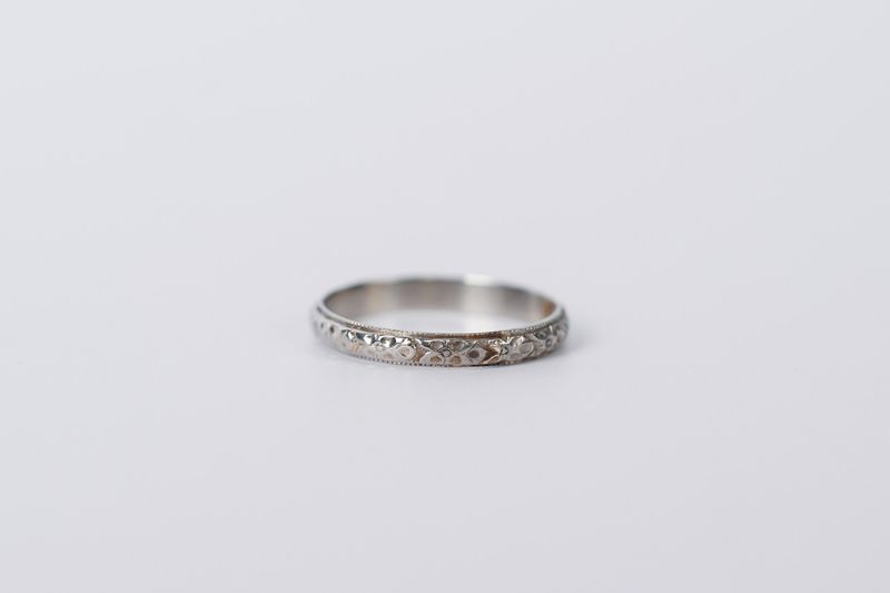BTX- 18KW 1.31g 2.5mm Engraved Stackable Band (size 5)