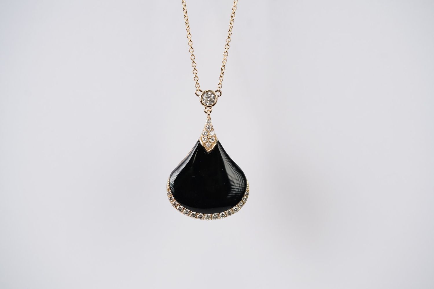 RTTX- 14KY 5.35g .38ctw Black Onyx &amp; Diamond Fashion Pendant 16-18&quot;