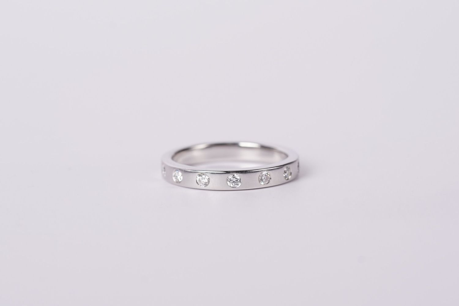 EEDX- 14KW 3.16g .20ctw Diamond Burnish Set Stackable Band (size 6)