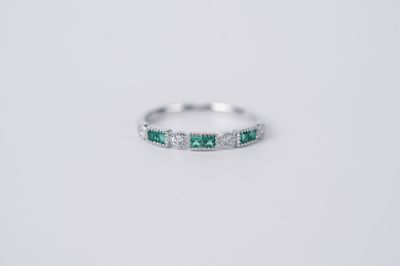 NBA- 18KW 1.72g .31ctw Emerald &amp; Diamond Stackable Band (size 6.5)