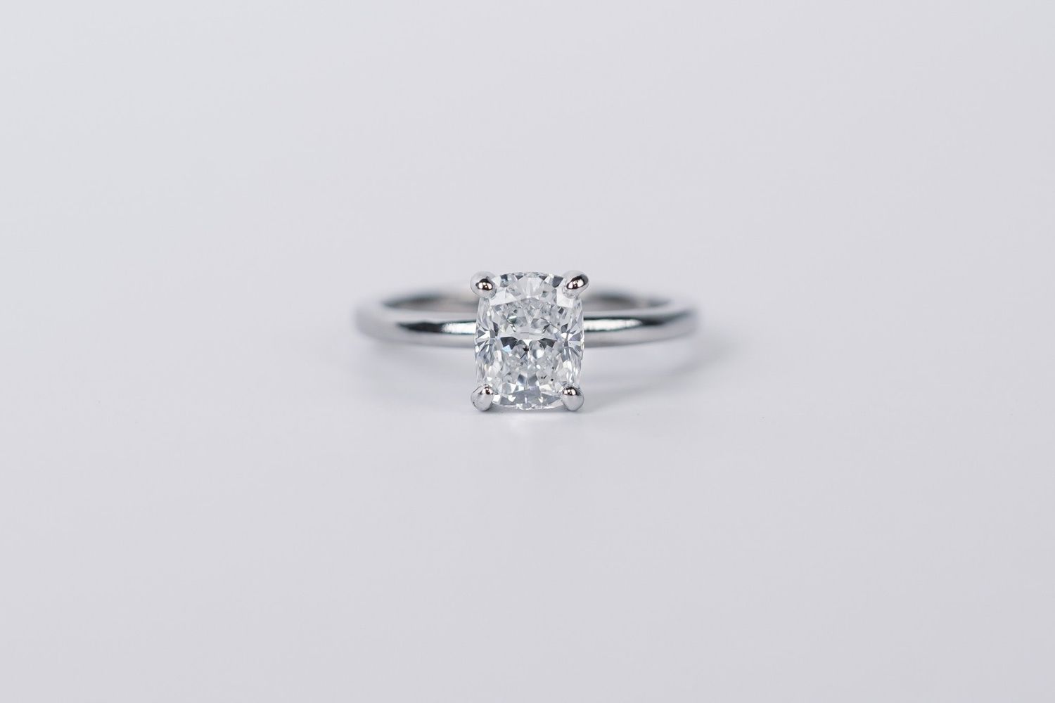 EEET- 14KW 2.91g 1.52ct E/SI2 GIA Cushion Diamond Solitaire Engagement Ring (size 7)