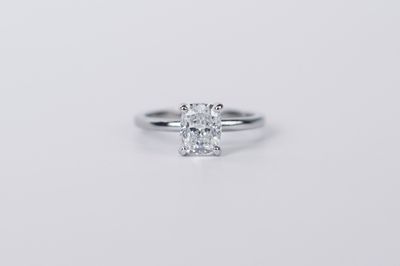 EEET- 14KW 2.91g 1.52ct E/SI2 GIA Cushion Diamond Solitaire Engagement Ring (size 7)