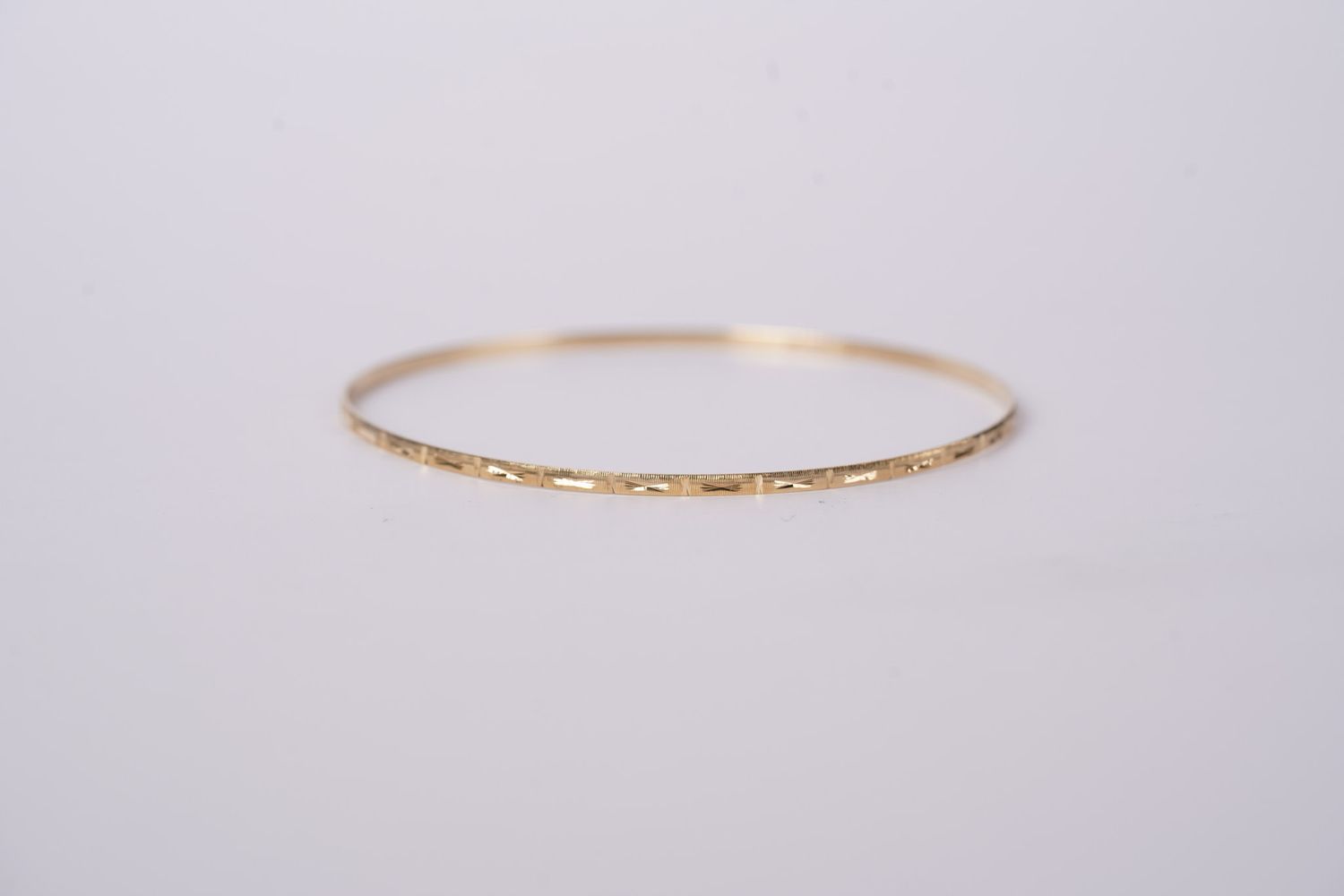 VRT- 18KY 3.82g Engraved Bangle Bracelet