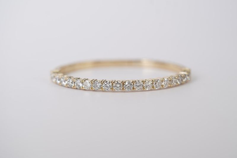 ERTT- 14KY 18.31g 7.10ctw Diamond Flex Bangle