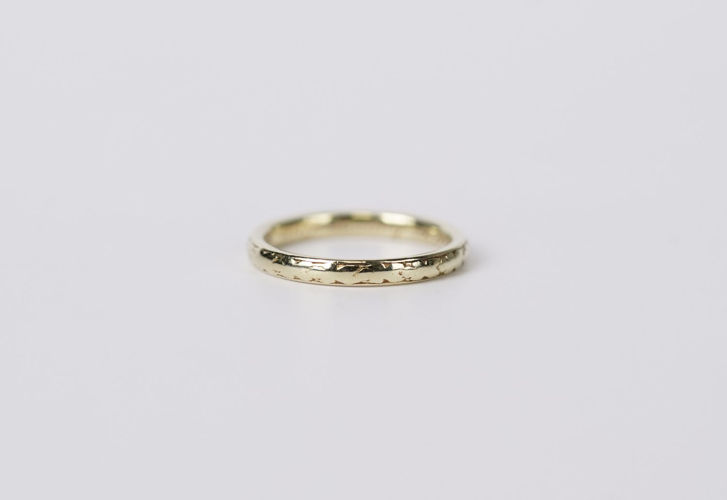AET- 18KY 2.7g Engraved Orange Blossom Stackable Band (size 5)