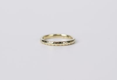 AET- 18KY 2.7g Engraved Orange Blossom Stackable Band (size 5)