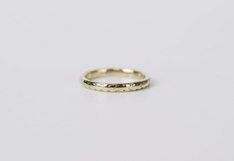 AET- 18KY 2.7g Engraved Orange Blossom Stackable Band (size 5)