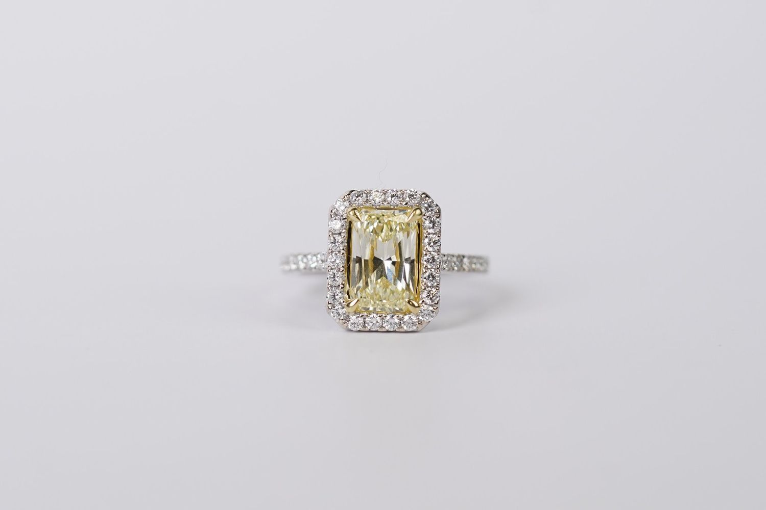 RBETX- 18KWY 5.59g 2.60ctw (2.03ctr) W-X/VVS1 GIA Criss Cut Diamond Halo Engagement Ring (size 7)