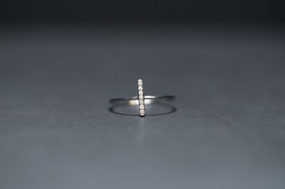 VTT- 14KW .88g .05ctw Diamond Bar Fashion Ring (size 7)
