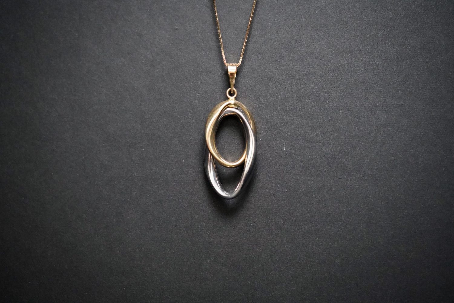 VET- 14KWY 2.95g Geometric Pendant 18&quot;