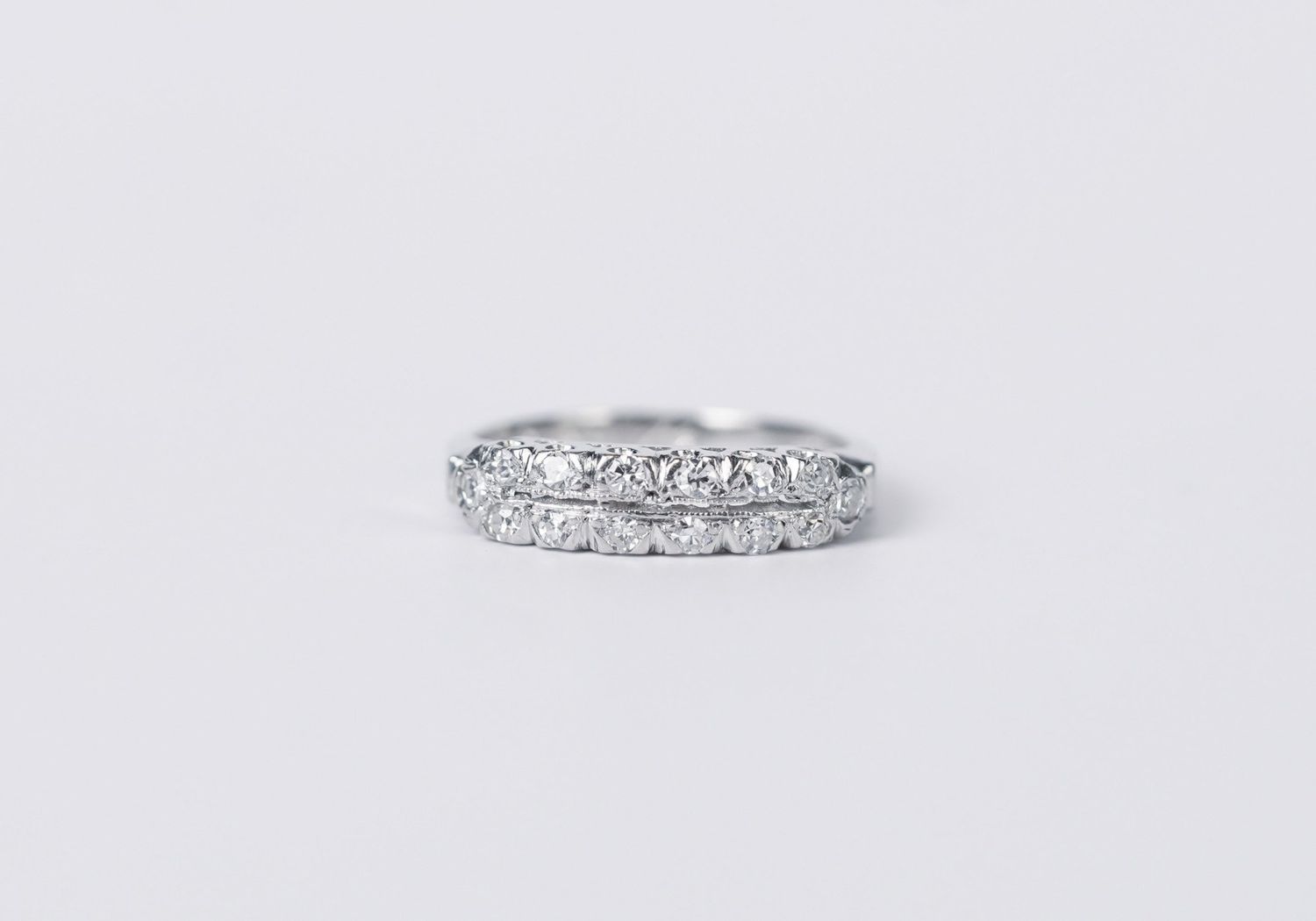 NTT- Platinum 4.12g .28ctw Diamond Vintage Band (size 4.75)