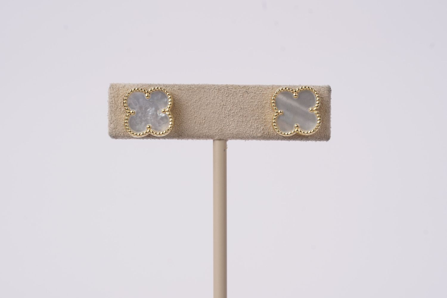 VAT- 14KY 2.14g Mother Of Pearl Alhambra Stud Earrings