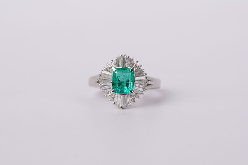 AATT-Platinum 8.4g 2.25ctw (1.40ctr) Emerald &amp; Diamond Estate Ring (size 8.25)