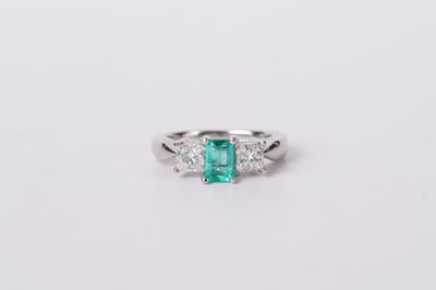 VNTT- Platinum 7.01g 1.50ctw (.75ctr) Emerald &amp; Diamond 3-Stone Ring (size 5)
