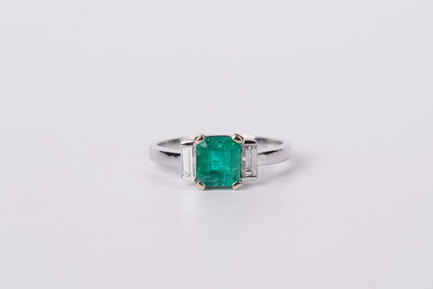 VAET-18KW 2.7g 1.67ctw (1.37ctr) Emerald &amp; Diamond Fashion Ring (size 6)