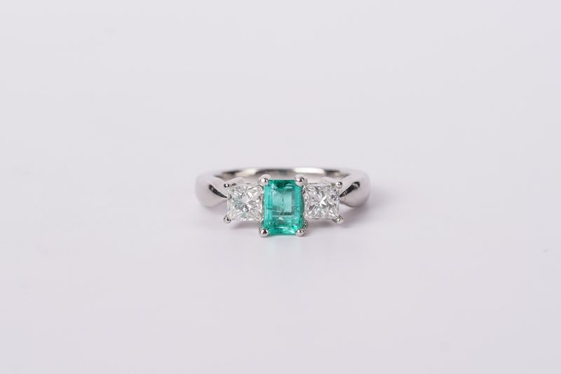 VNTT- Platinum 7.01g 1.50ctw (.75ctr) Emerald &amp; Diamond 3-Stone Ring (size 5)